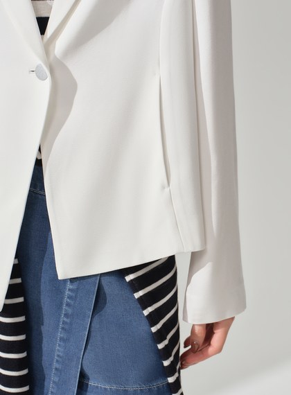 不對稱扣飾短版西裝外套